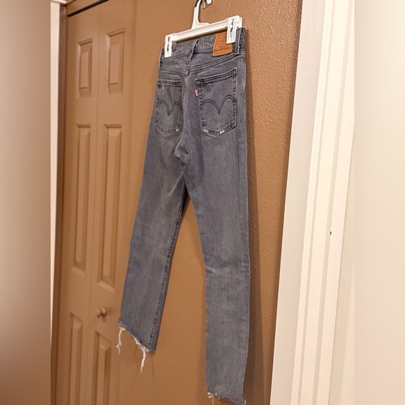 Levi's Women's Wedgie Straight Leg Denim, lightly distressed. Size: W25xL26. - Picture 7 of 11